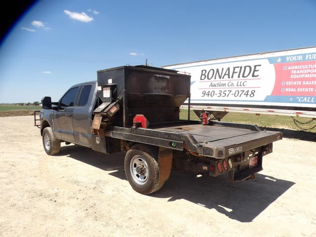 Image of Ford F-350 equipment image 2