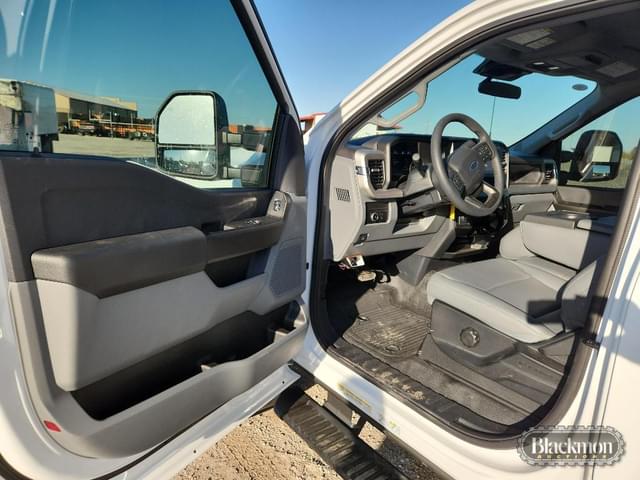 Image of Ford F-550 equipment image 4