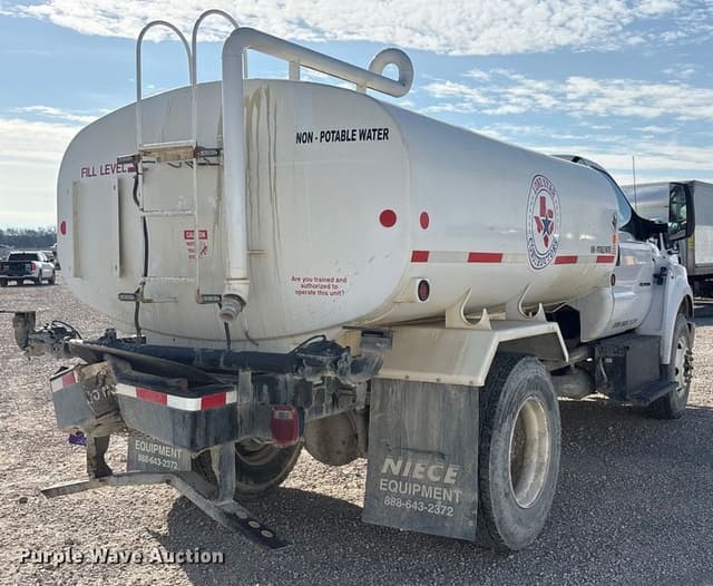 Image of Ford F-750 equipment image 4