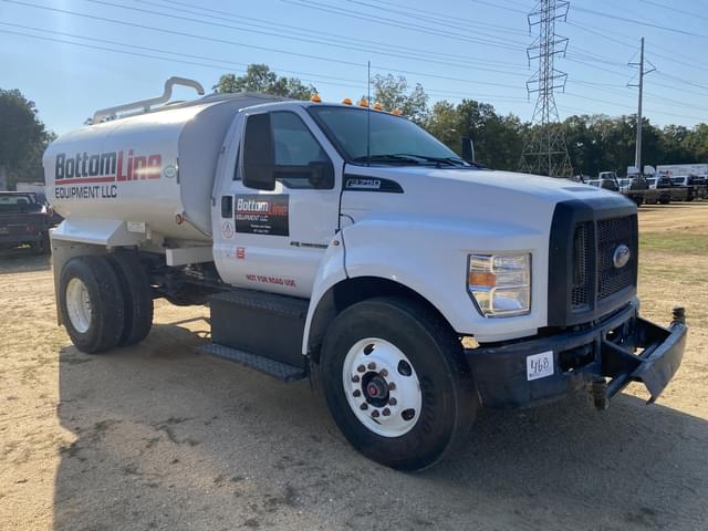 Image of Ford F-750 equipment image 3