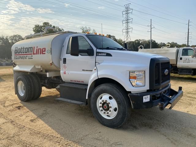 Image of Ford F-750 equipment image 3