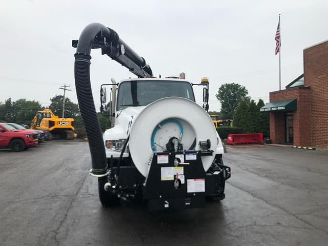 Image of Freightliner 114SD equipment image 4