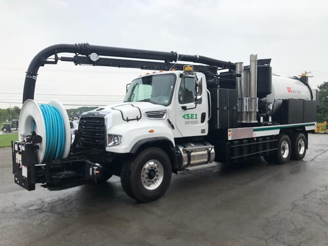 Image of Freightliner 114SD equipment image 3