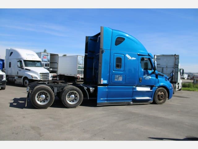 Image of Freightliner Cascadia 126 equipment image 3