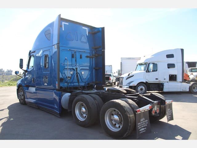 Image of Freightliner Cascadia 126 equipment image 4