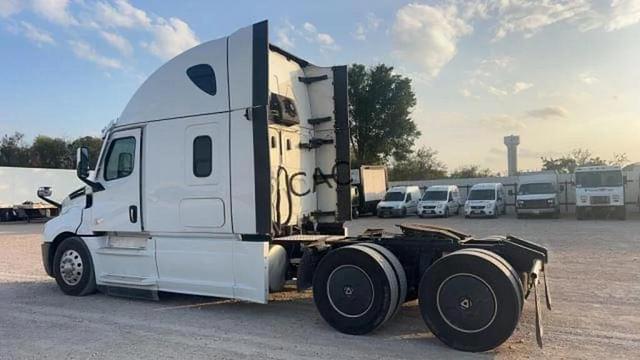 Image of Freightliner Cascadia equipment image 3