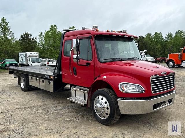 Image of Freightliner M2 106 equipment image 2