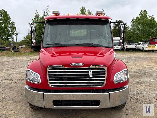 Image of Freightliner M2 106 equipment image 1