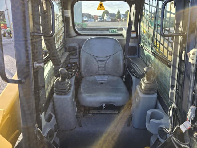 Image of Gehl V270 equipment image 2