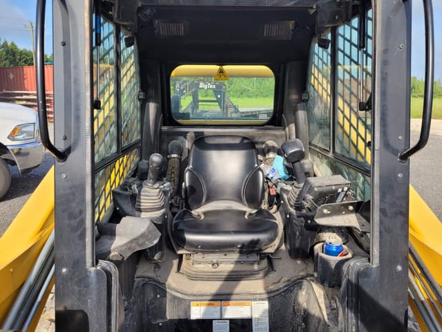 Image of Gehl VT320 equipment image 1