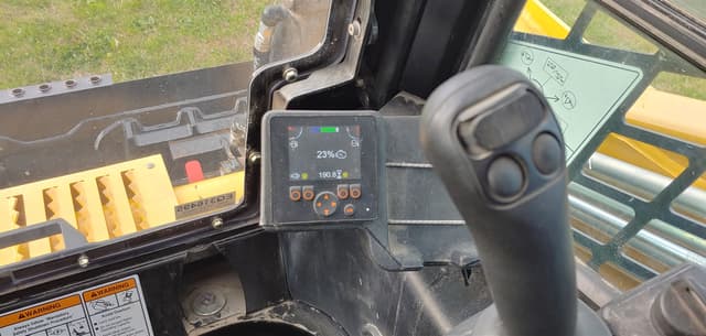 Image of Gehl VT320 equipment image 2