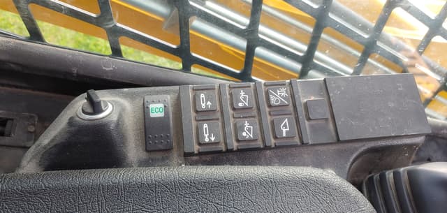 Image of Gehl VT320 equipment image 4