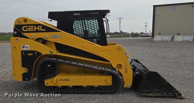 Image of Gehl VT320 equipment image 3
