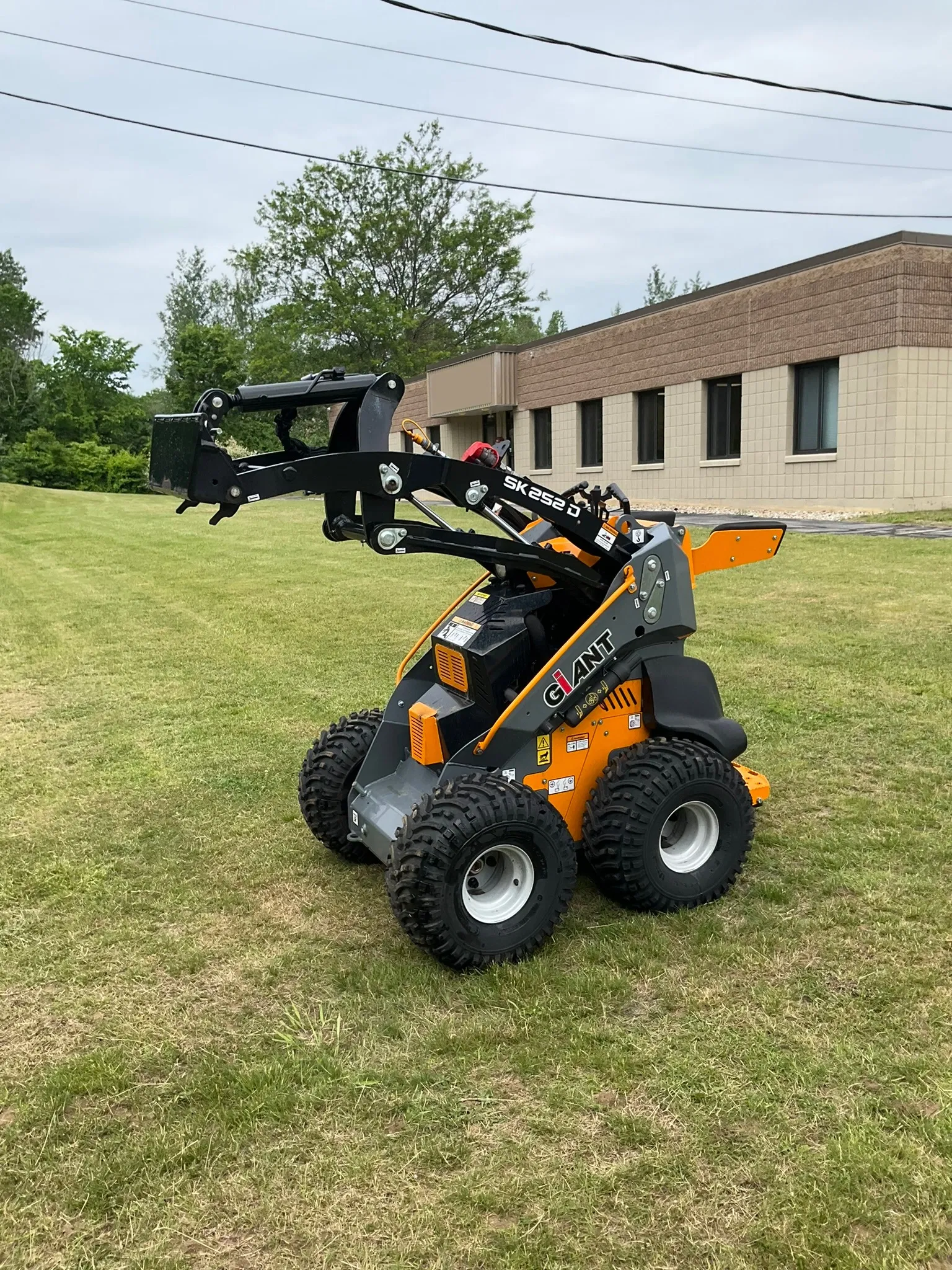 2023 Giant SK252D Equipment Image0