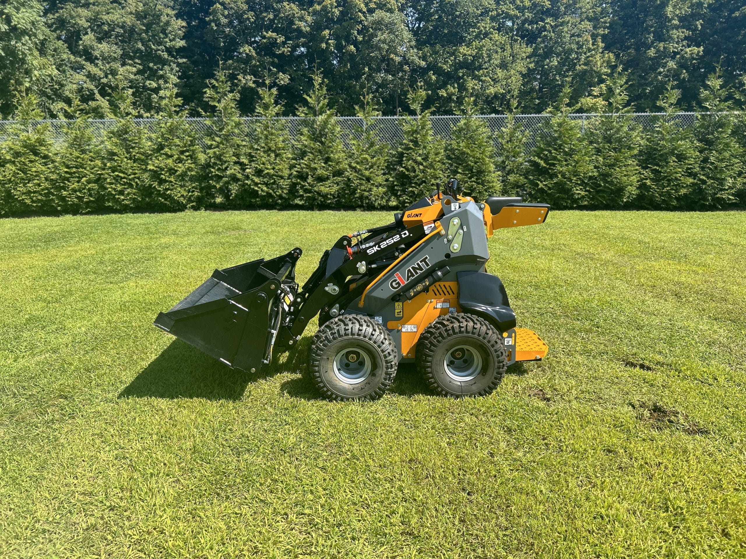 2023 Giant SK252D Equipment Image0