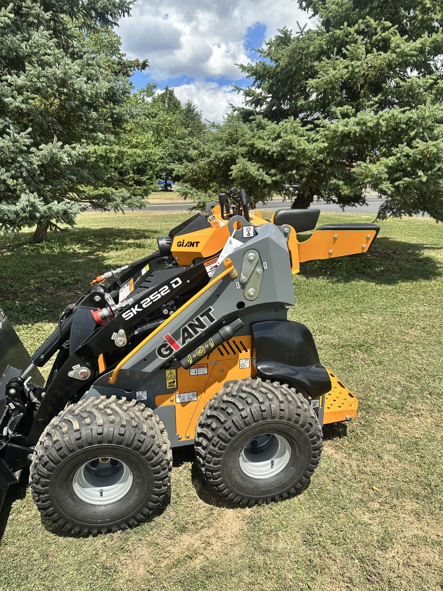 2023 Giant SK252D Equipment Image0