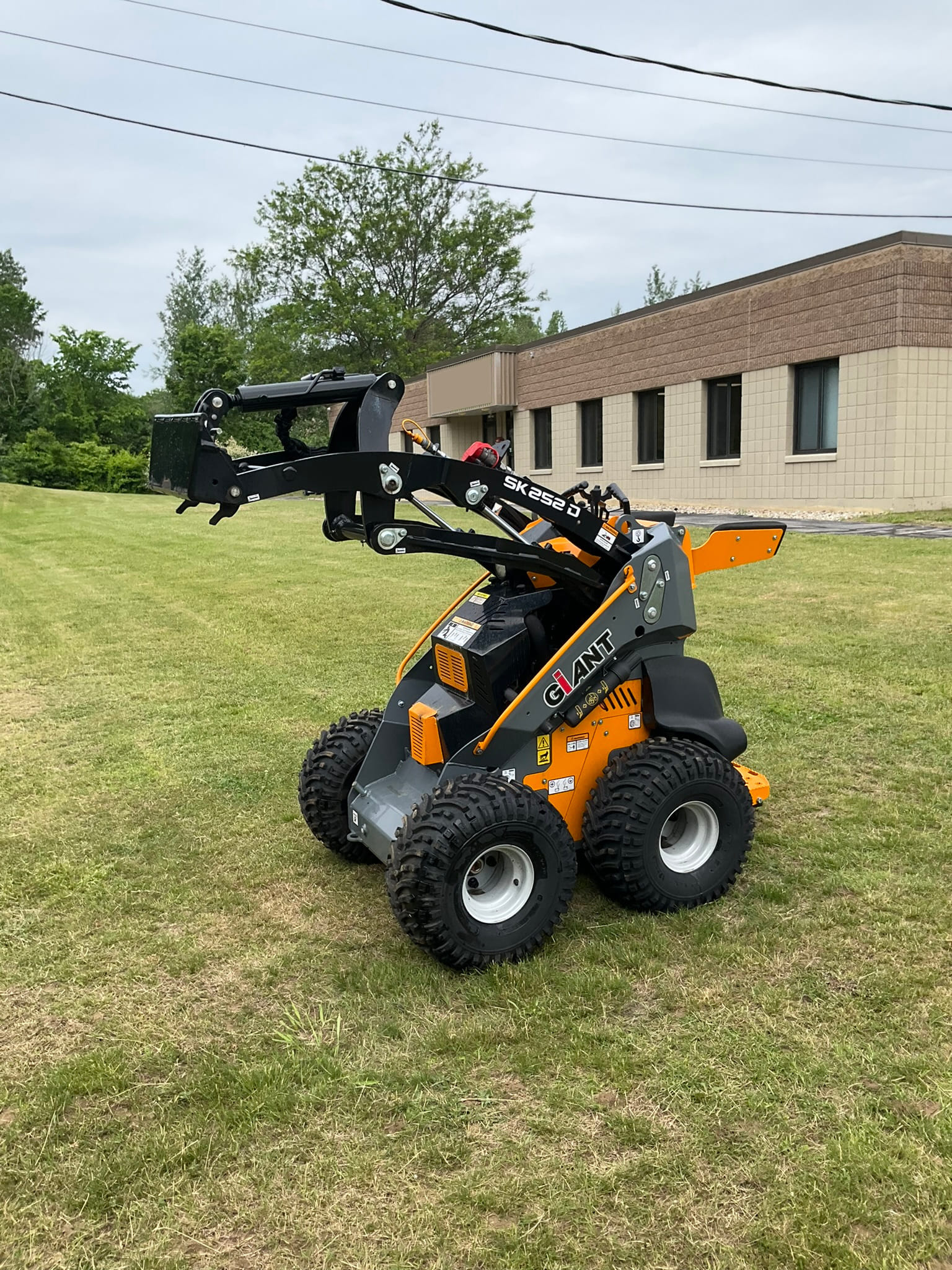 2023 Giant SK252D Equipment Image0