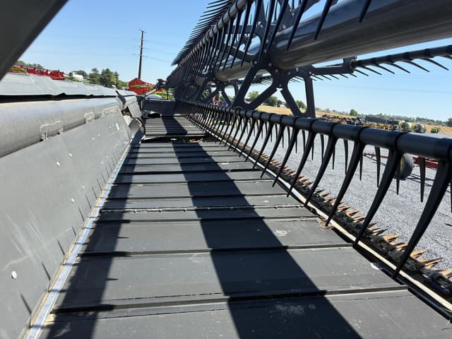 Image of Gleaner 9330 equipment image 2