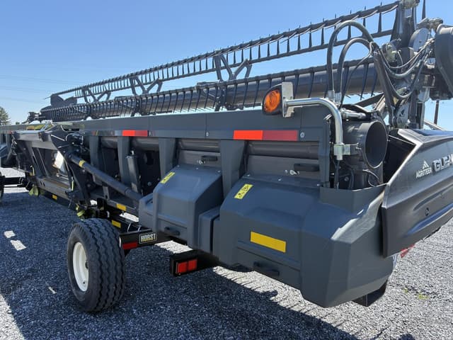 Image of Gleaner 9330 equipment image 1