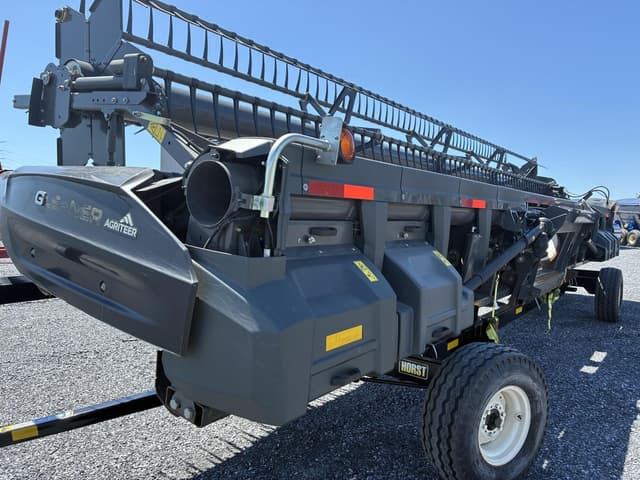 Image of Gleaner 9330 equipment image 4