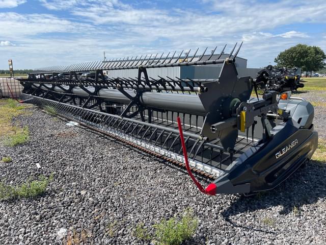 Image of Gleaner 9335 equipment image 1