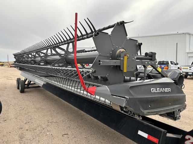 Image of Gleaner 9340 equipment image 3