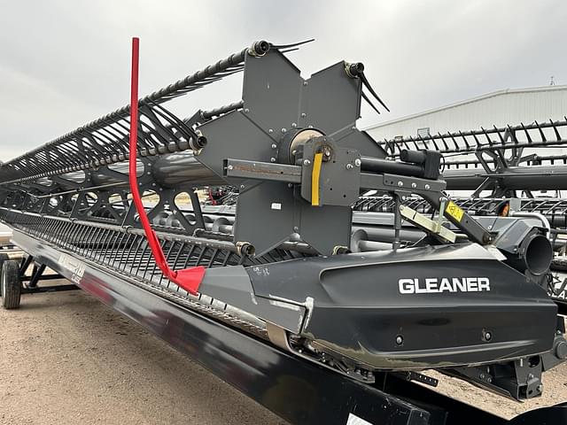 Image of Gleaner 9340 equipment image 3