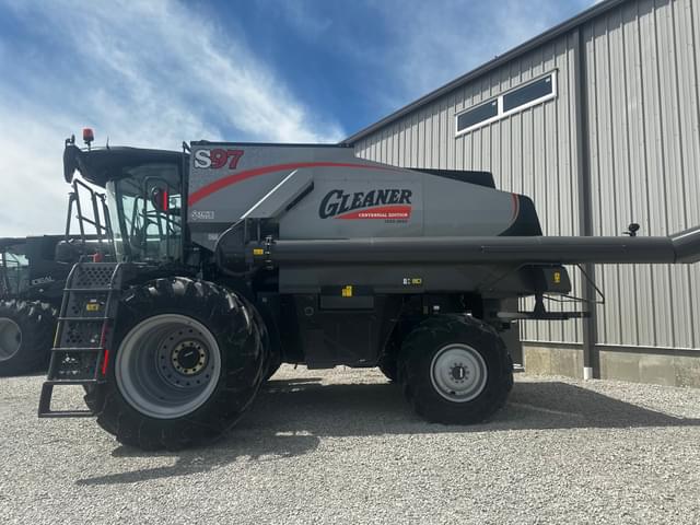 Image of Gleaner S97 equipment image 3