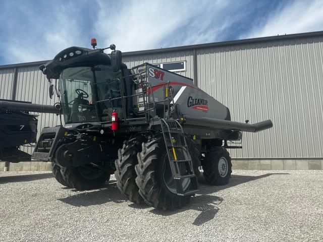 Image of Gleaner S97 equipment image 1