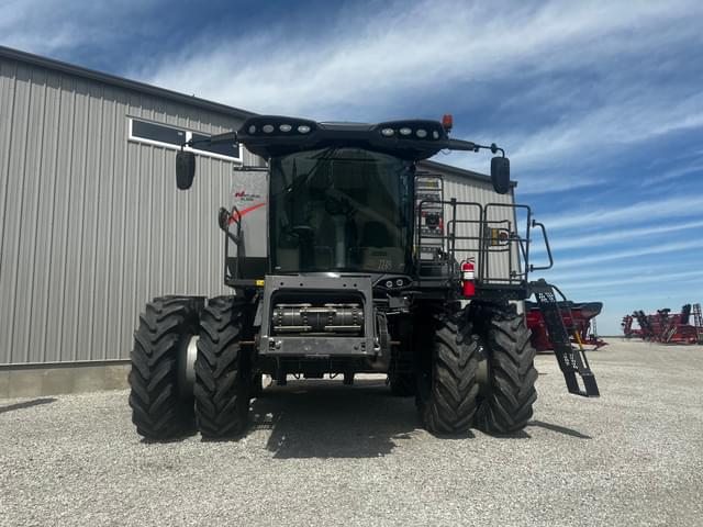 Image of Gleaner S97 equipment image 4