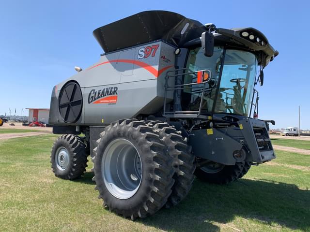 Image of Gleaner S97 equipment image 1
