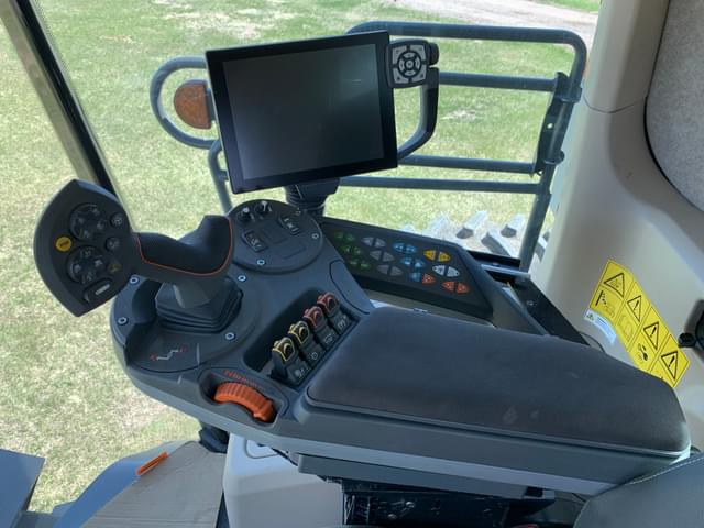 Image of Gleaner S97 equipment image 4