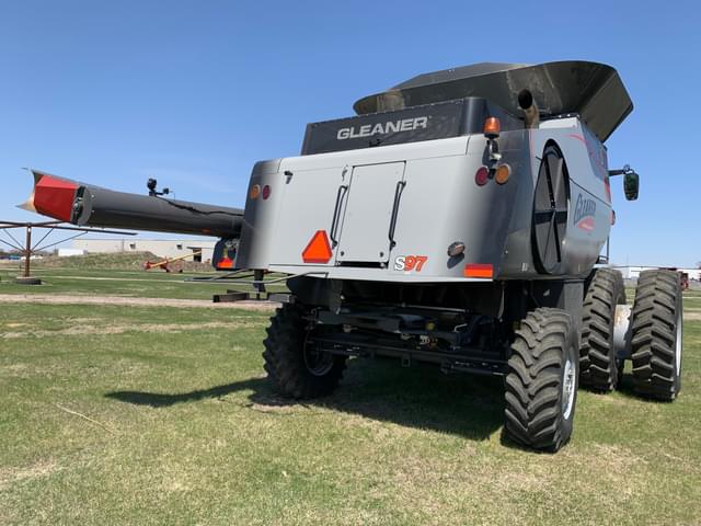 Image of Gleaner S97 equipment image 2