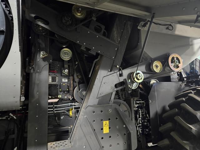 Image of Gleaner S97 equipment image 4