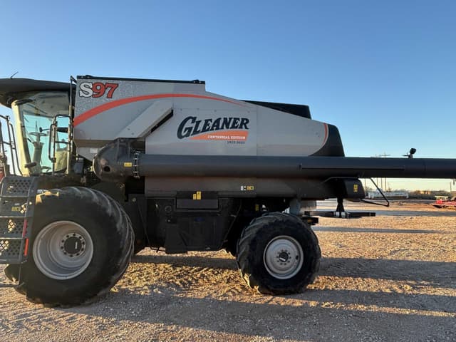 Image of Gleaner S97 equipment image 1