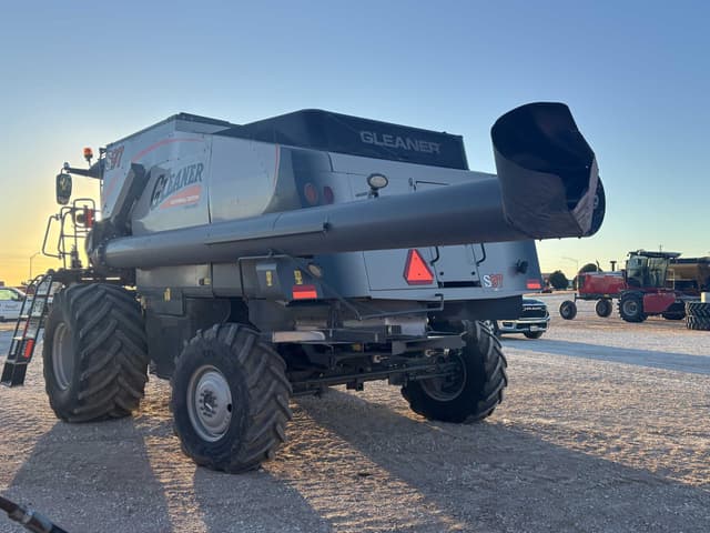 Image of Gleaner S97 equipment image 2