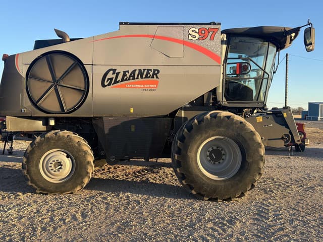Image of Gleaner S97 equipment image 3