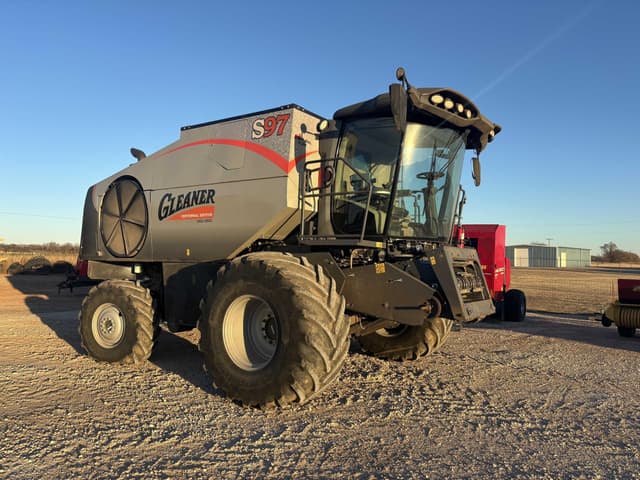 Image of Gleaner S97 equipment image 4