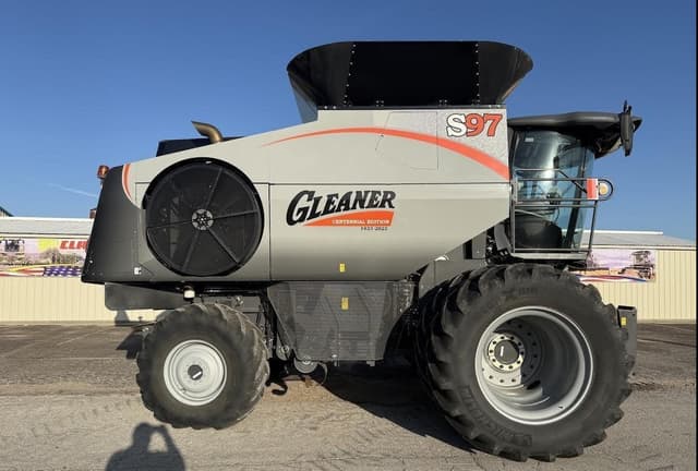 Image of Gleaner S97 equipment image 1