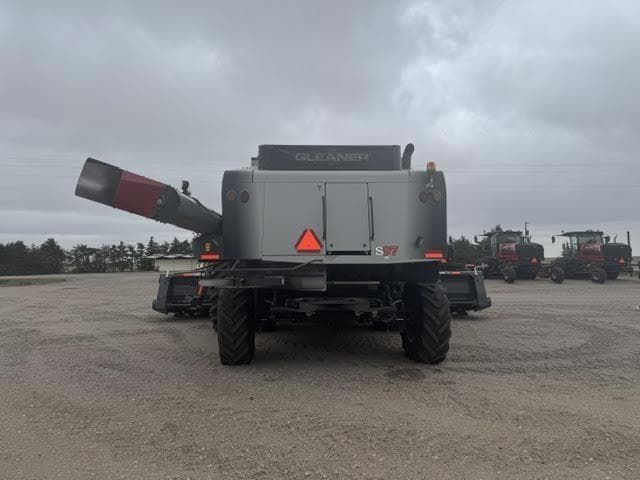 Image of Gleaner S97 equipment image 4