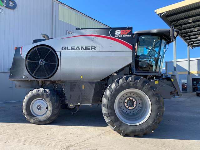 Image of Gleaner S97 equipment image 3