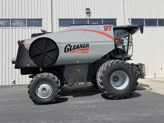 Image of Gleaner S97 equipment image 2