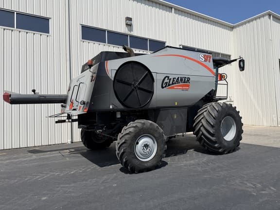 Image of Gleaner S97 equipment image 3