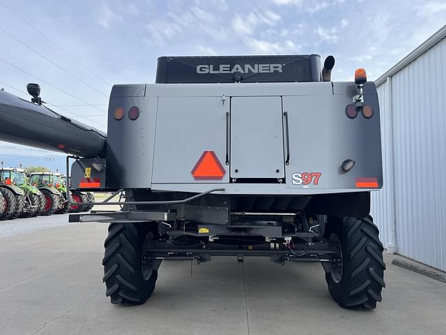Image of Gleaner S97 equipment image 4