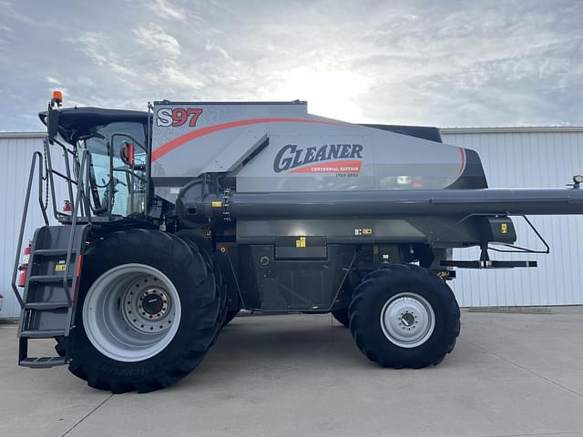 Image of Gleaner S97 equipment image 1