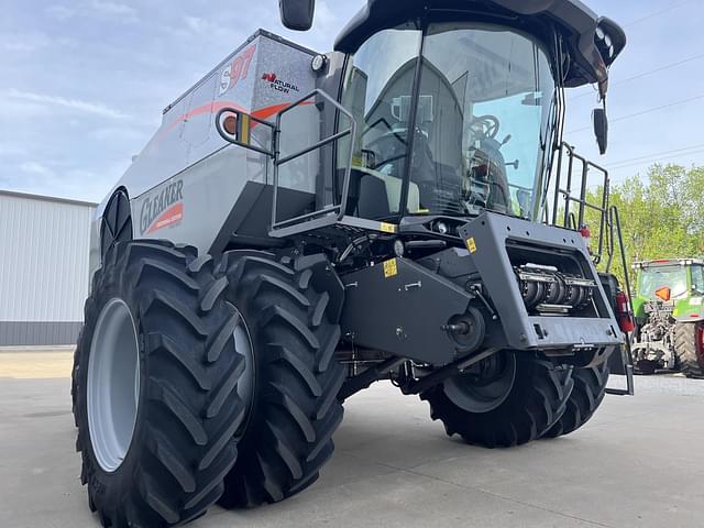 Image of Gleaner S97 equipment image 2