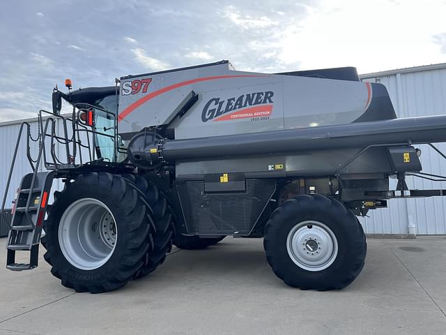 Image of Gleaner S97 equipment image 3