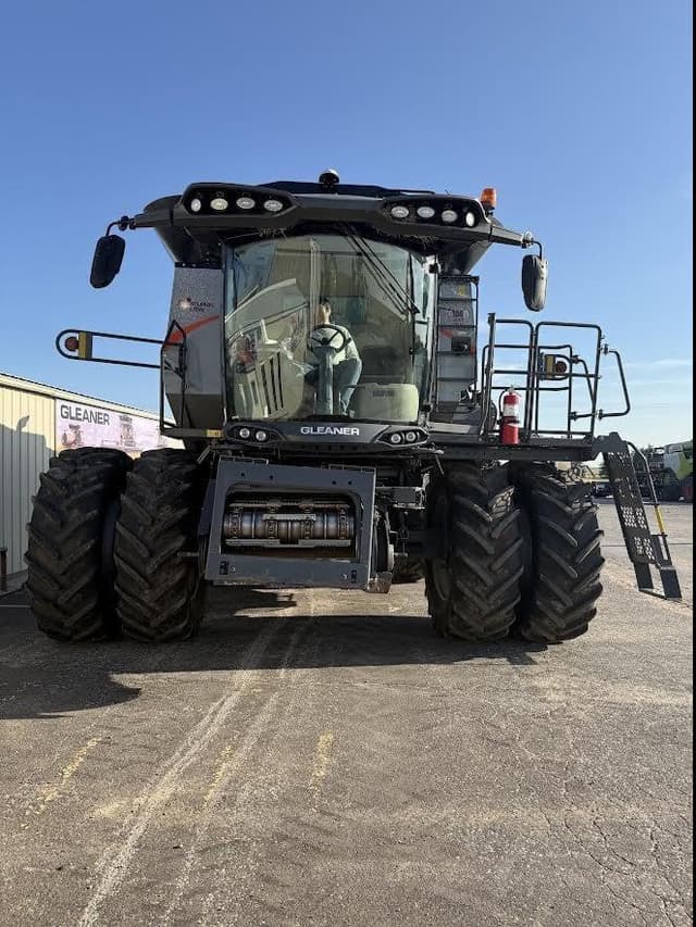 Image of Gleaner S97 equipment image 3