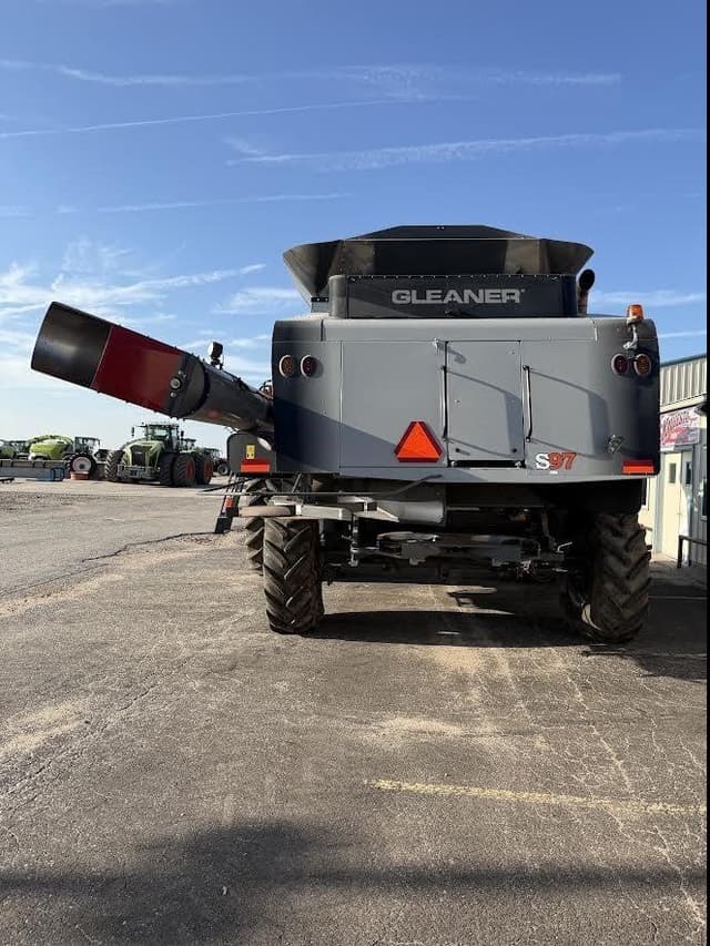 Image of Gleaner S97 equipment image 2
