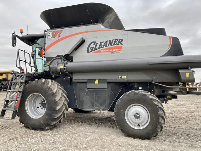 Image of Gleaner S97 equipment image 4